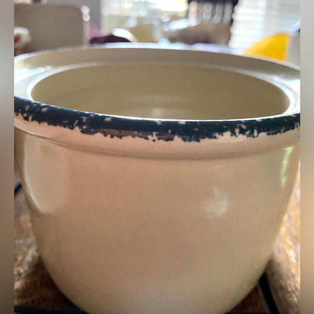 2001 Stone Crock/Bean Pot. Like new condition. Birdhouse Design w/Spongewear Rim - Picture 11 of 16